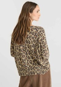 Maglione a stampa leopardata in tonalità beige e marrone, con vestibilità ampia, orlo a costine e design a maglia testurizzata. Vista posteriore mostrata.
