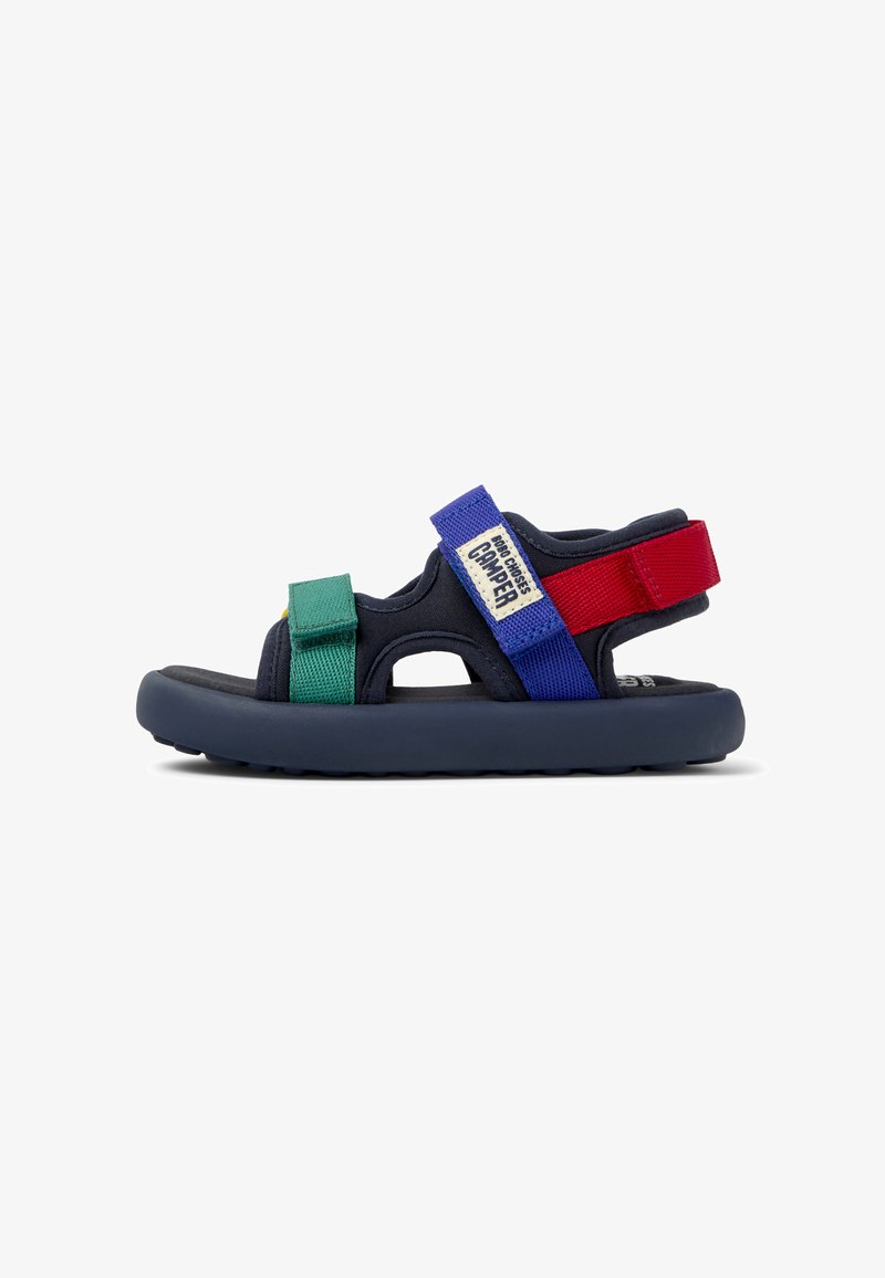 Marineblauwe sandalen hebben meerdere verstelbare banden in groen, rood en paars, met een duurzame zool en uitsparingsontwerp voor ademend vermogen.