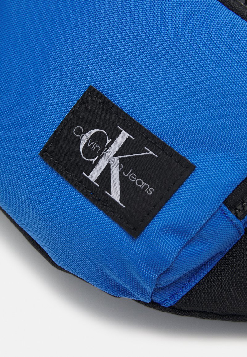 Kinder Rucksäcke | Calvin Klein Jeans COLOUR BLOCK WAISTBAG UNISEX Gürteltasche blooming blue/blau - EI69529 Kinder Rucksäcke | Calvin Klein Jeans COLOUR BLOCK WAISTBAG UNISEX Gürteltasche blooming blue/blau - EI69529