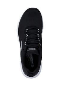 Czarne buty sportowe z przewiewną siateczką, teksturowanym wzorem, sześcioma oczkami i kontrastującą białą podeszwą. Posiadają logo z boku.