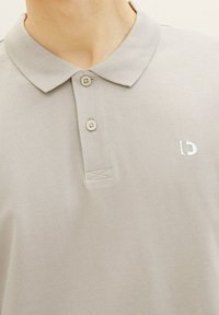 TOM TAILOR DENIM MIT LOGO - Pólóing - light dove grey