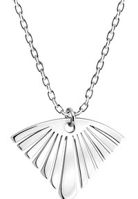 Silverhalsband med en fläktformad berlock som har randiga mönster och en texturerad yta, hängande från en länkad kedja.