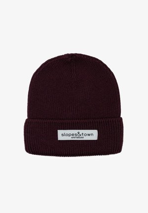 Berretto lavorato a maglia di colore bordeaux con orlo arrotolato, dotato di un'etichetta bianca con la scritta "slopes&town AMSTERDAM" in testo nero. Materiale morbido e dalla trama.