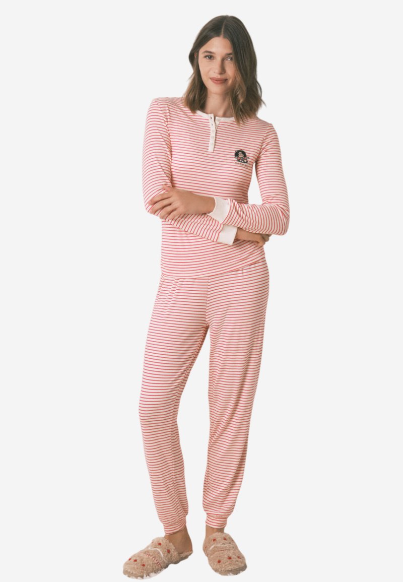 Rød- og hvidstribet pyjamasæt med knapkrave og lange ærmer. Blød stof; tætsiddende bukser med elastiske manchetter. Har et lille logo.