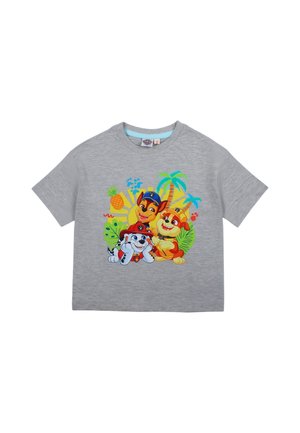 T-shirt gris à manches courtes pour enfants avec des chiens dessin animés colorés portant des uniformes, des plantes et des éléments tropicaux en arrière-plan.