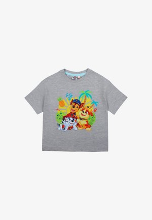 T-shirt gris à manches courtes pour enfants avec des chiens dessin animés colorés portant des uniformes, des plantes et des éléments tropicaux en arrière-plan.