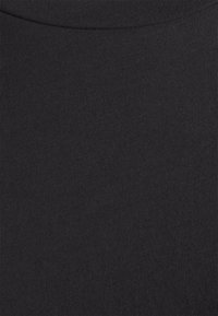 Czarna, dopasowana tkanina o gładkiej, drobnej prążkowanej fakturze. Materiał wydaje się elastyczny i lekki, co pozwala na bliskie dopasowanie.