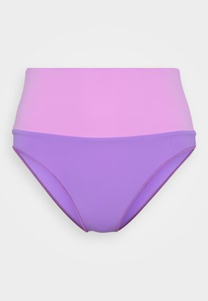 Augsti jostas bikīni apakšdaļa ar divu toņu dizainu gaismas rozā un lavandas krāsā, izgatavota no gludas, elastīgas auduma ar atbilstošām šuvēm.
