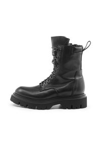 Stivale da combattimento in pelle nera con suola robusta, design con lacci e texture ruvida. Presenta una linguetta sul retro e un risvolto piegato.