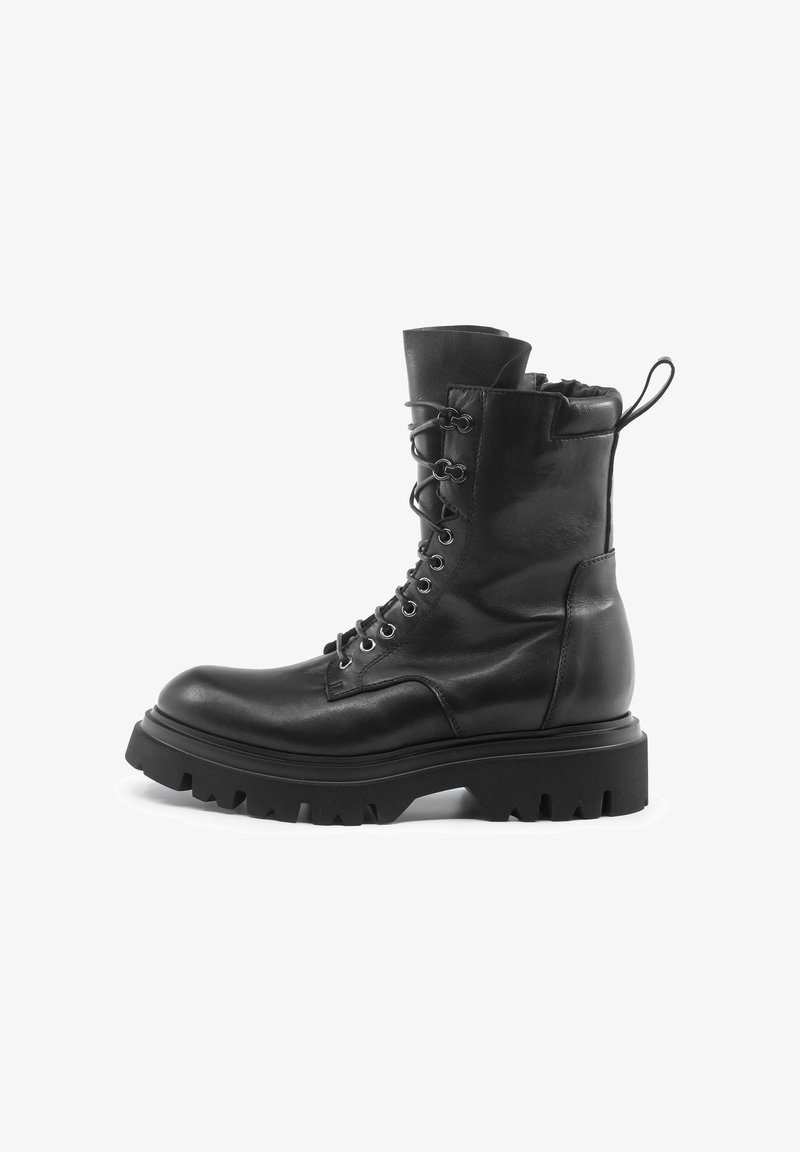 Stivale da combattimento in pelle nera con suola robusta, design con lacci e texture ruvida. Presenta una linguetta sul retro e un risvolto piegato.