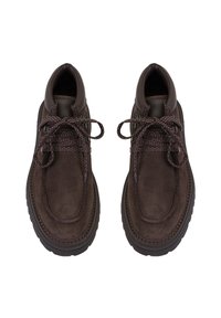 Braune Wildleder-Stiefeletten mit glatten Lederakzenten, strukturierten Schnürsenkeln und einer dicken Gummisohle. Mit gesteppten Details entlang der Kanten.