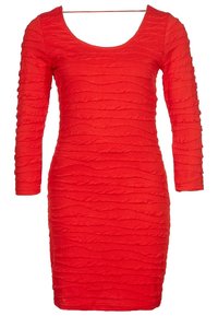 Červené šaty s dlouhým rukávem a těsným střihem, s texturovaným mačkaným designem a širokým kulatým výstřihem. Hladká tkanina s přesným siluetou.