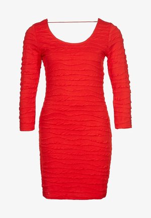 Abito rosso a maniche lunghe con vestibilità bodycon, caratterizzato da un design strutturato e stropicciato e un ampio scollo rotondo. Tessuto morbido con una silhouette precisa.