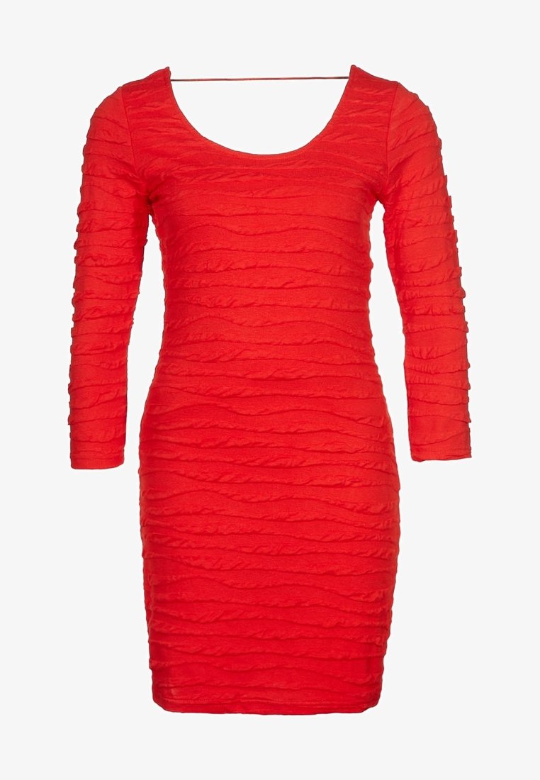Červené šaty s dlouhým rukávem a těsným střihem, s texturovaným mačkaným designem a širokým kulatým výstřihem. Hladká tkanina s přesným siluetou.