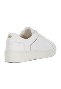 Baskets blanches avec cuir texturé, zones lisses, accents dorés et une épaisse semelle blanche. Présente une pointe arrondie et un design à lacets.