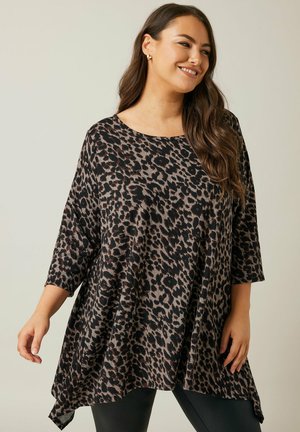 Dierenprint oversized tuniek met driekwartmouwen, gekenmerkt door een zwart en bruin luipaardpatroon op een gestructureerde stof.