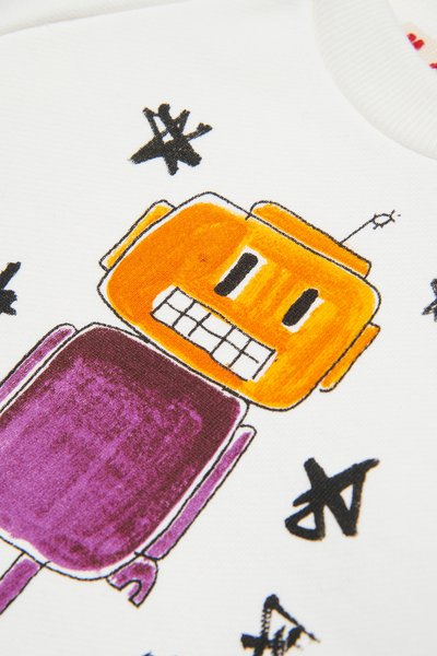 Vit sweatshirt med en färgglad robotdesign, med ett orange huvud och en lila kropp, omgiven av abstrakta svarta former.