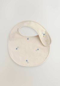 Bib de algodón, color beige claro con patrones de estrellas azules. Forma redonda, cierre a presión, textura suave y abertura en el cuello curva para facilitar su uso.