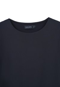 Top nero senza maniche realizzato in tessuto morbido. Presenta un scollo rotondo e un'etichetta con la scritta "CALLIOPE" di taglia "S". Design semplice.