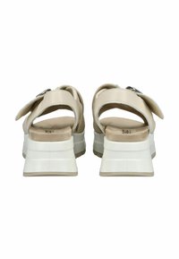 Beige sandál s nastavitelným páskem, semišovou stélkou, platformovou podrážkou a bílou gumovou podrážkou. Obsahuje kovovou sponu pro zapínání.