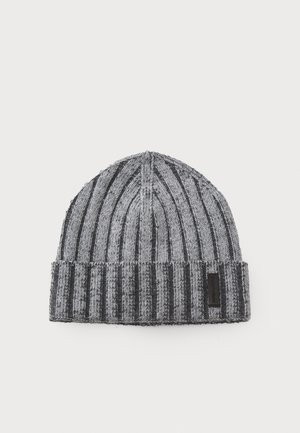 Gorro de punto en gris y negro, con rayas verticales y un dobladillo doblado. Tela texturizada con una pequeña etiqueta de marca en el lateral.