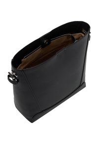 Zwarte leren tote bag met een gladde textuur, een open bovenkant, een binnenvak met rits en een drukknoopsluiting. Voorzien van stevige zijkoffers.