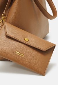 LIU JO TOTE SET - Käsilaukku - teddy