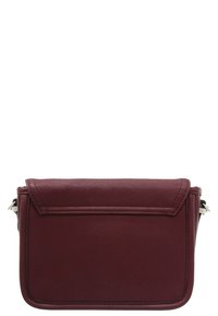 Burgundy læder crossover taske med klaplukning, rektangulær form og sølvhardware. Glat tekstur med syet detaljering.