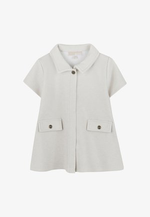 Gebreide jas in roomkleur met korte mouwen, een omgeslagen kraag, een knoopsluiting aan de voorkant en twee klepzakken met metalen knopen.