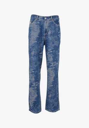 Blå denimjeans med ett semi-slitet mönster, raka ben, femfickorsdesign och knappstängning fram.