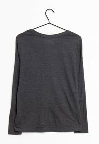 Chemise à manches longues en coton gris foncé, avec un col rond et une coupe décontractée, au toucher lisse et sans motifs visibles.