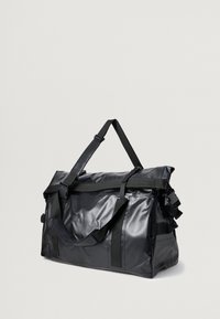Mala de viagem à prova d'água, preta, feita de material brilhante, com uma grande abertura, alças ajustáveis e vários bolsos laterais para armazenamento.