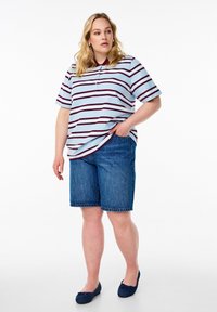 Polo shirt à manches courtes rayé en bleu clair avec des rayures bordeaux, associé à un short en denim jusqu'aux genoux. Porté avec des chaussures plates bleu marine.