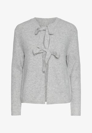 Cardigan gris en maille avec une fermeture à nouer au cou, des manches longues et une texture côtelée sur l'ensemble.