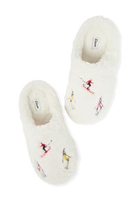 Białe pluszowe kapcie z kolorowym haftem narciarskim. Miękka tekstura z zamkniętym tyłem, zapewniająca komfort i ciepło.