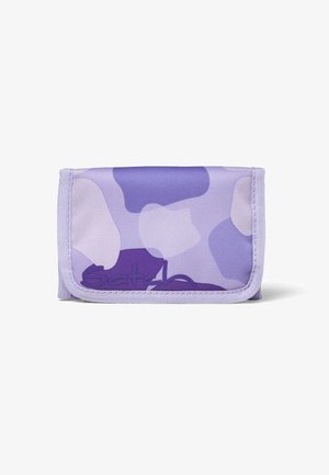 Lila Stoffgeldbörse im Camouflage-Muster, mit Klappenverschluss, genähten Kanten und einem Markenlogo auf der Vorderseite. Strukturierte Oberfläche.