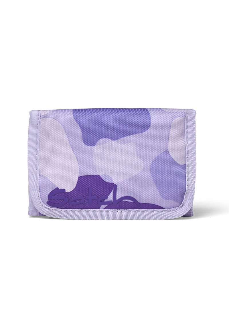 Lila Stoffgeldbörse im Camouflage-Muster, mit Klappenverschluss, genähten Kanten und einem Markenlogo auf der Vorderseite. Strukturierte Oberfläche.