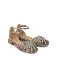 Sandales en métal doré au design ouvert, ornées de pierres bleues embellies et d'accents argentés. Bride de cheville avec une boucle, talon plat.