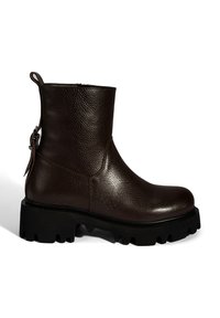 Bottine en cuir marron avec une finition texturée, bout arrondi, semelle épaisse noire et accent de fermeture éclair sur le côté pour un enfilage facile.