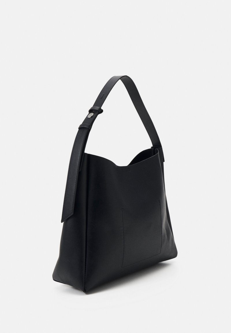 Borsa a tracolla in pelle nera con un design strutturato, manico regolabile e tasca frontale. Texture liscia e forma minimalista.