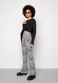 Noisy May NMPASA FLARED PANTS - Leggings - Calças - white