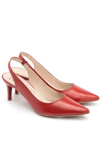 Zapatos de tacón destalonados de cuero rojo con puntera puntiaguda, tacones moderados y textura suave. Presenta un corte redondeado y un sutil branding interior.