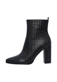 Botines negros con textura de cuero trenzado, punta afilada y tacón grueso. Cuenta con una pestaña en la parte posterior para facilitar su colocación.