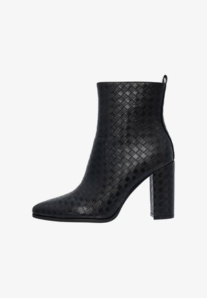 Bottines noires avec une texture en cuir tissé, bout pointu et un talon épais. Dispose d'une languette à l'arrière pour un enfilage facile.
