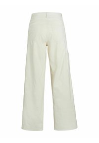 Pantalones de pierna ancha en algodón beige claro. Cuenta con dos bolsillos traseros y un bolsillo de carga lateral. Diseño limpio, textura suave y cintura ajustada.