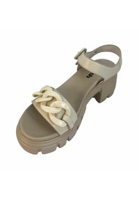 Sandalia de plataforma blanca con una correa ancha que presenta un diseño de cadena. Tiene una correa en el tobillo trasero y una suela texturizada para mayor agarre.