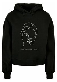 Svart kort hoodie med en vit linjeteckning av ett ansikte och texten "Undervärdera aldrig en kvinna" i ett enkelt typsnitt.