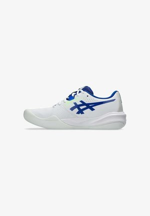 Weißer und blauer flacher Sportschuh mit Schnürung vorne und dicker, gepolsterter Sohle, von der Seite auf weißem Hintergrund dargestellt.