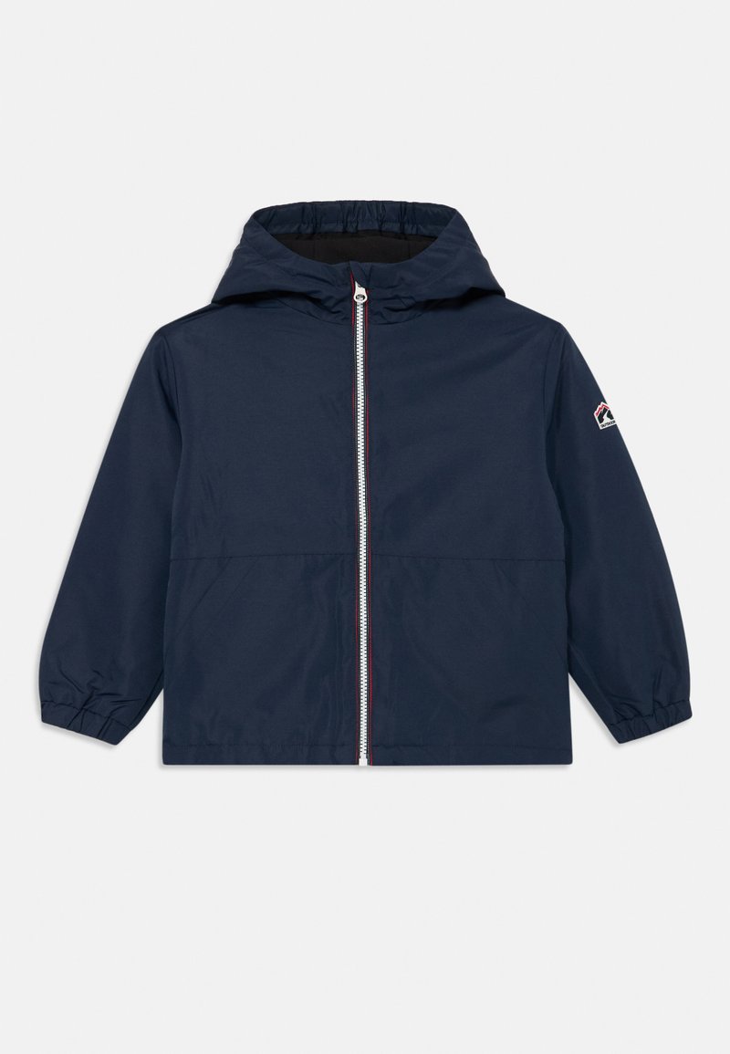 Veste imperméable bleu marine avec capuche, fermeture éclair à l'avant, poignets élastiques et détail de logo sur la poitrine. Texture lisse, design décontracté.