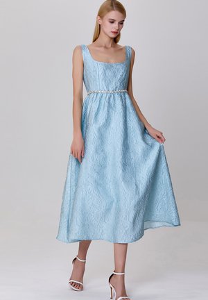 Robe bleu clair avec une surface texturée, décolleté carré et taille ajustée. Accentuée par une ceinture perlée et une jupe évasée fluide.